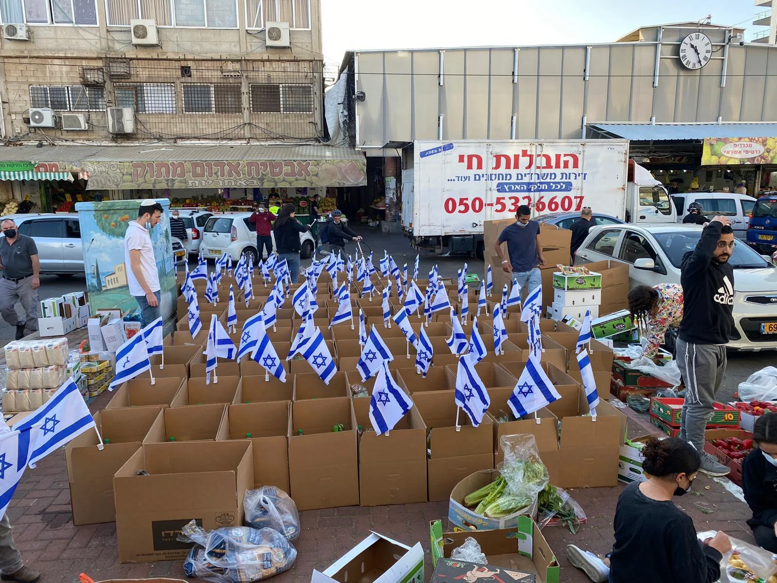 סלי מזון עם דגלי ישראל מוכנים לחלוקה