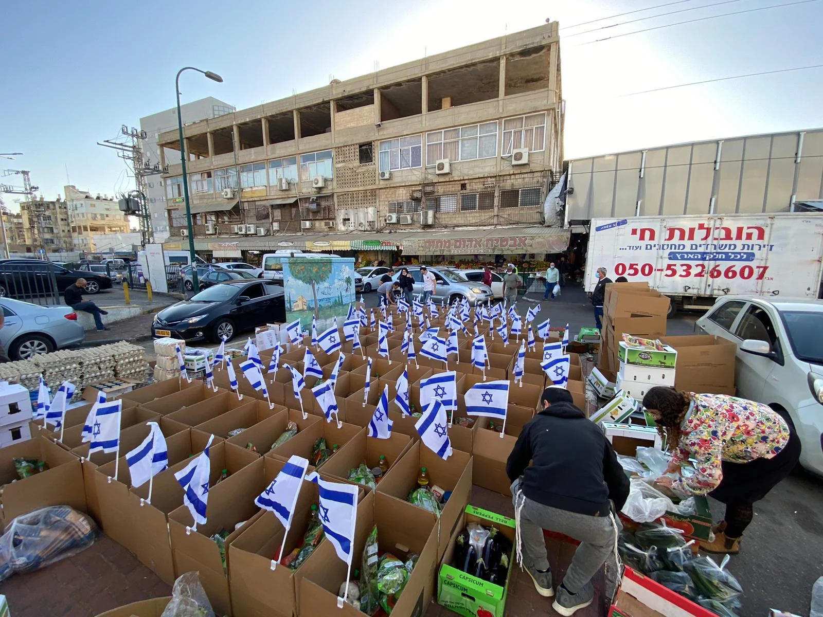 עשרות סלים מסודרים לקראת החלוקה